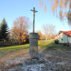 Betkreuz hinter Denkmalstraße 16 (am westlichen Ende des Dorfteichs)