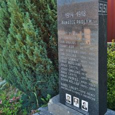 Pomník padlým v Ješově poblíž hasičské zbrojnice