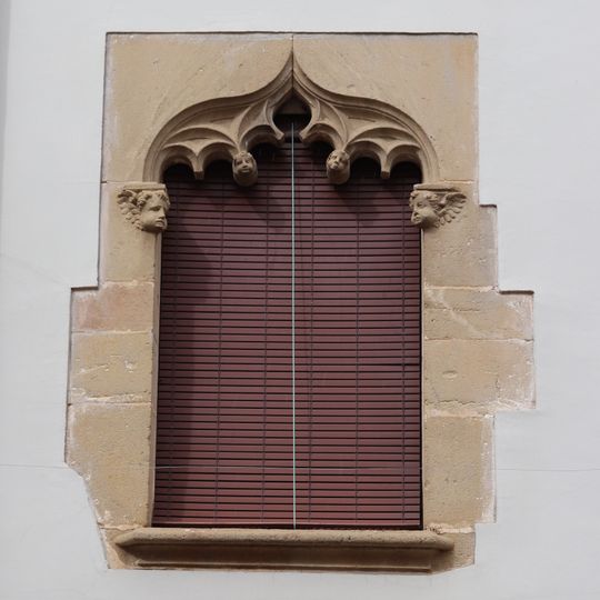 Finestres gòtiques de la casa al carrer Major
