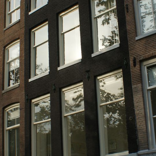 Pand met gevel onder rechte lijst