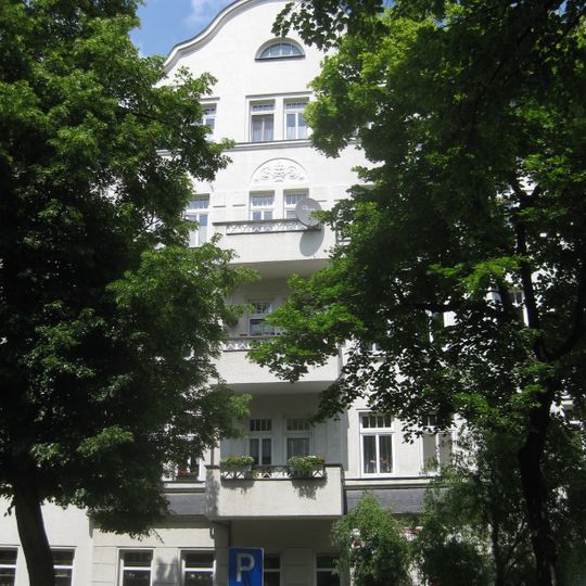 Mietshaus in geschlossener Bebauung mit Vorgarten Humboldtstraße 11