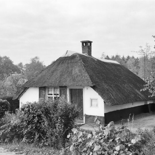 Aaf bewaarde, kleine landarbeiderswoning. Gepleisterde muren, mooi rieten dak, in de voorgevel schuiframen met luiken
