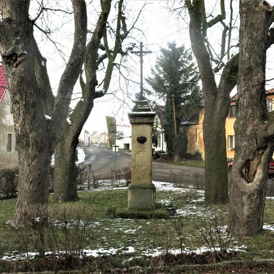 Kříž na rozcestí v centru Hrušova