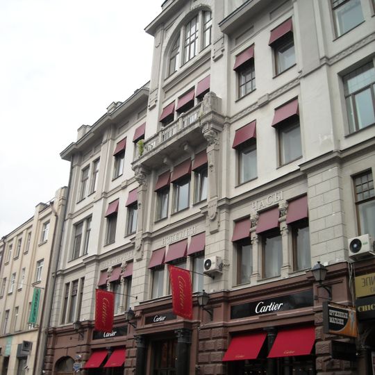 Profitable house with a wine shop Leve