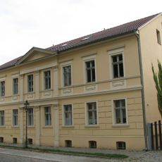 Wohnhaus mit Wirtschaftsgebäuden und Tormauer Dorfstraße 36-37