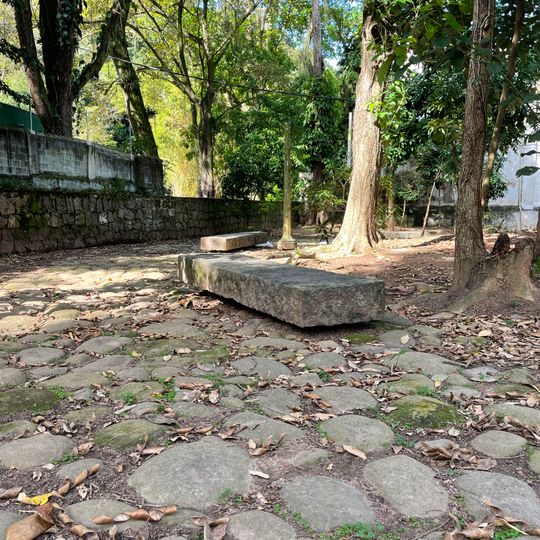 Piso no Largo Professor Silva Melo