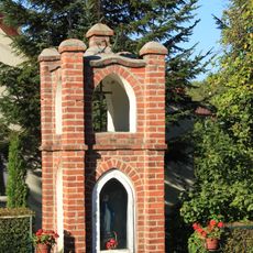 Kapliczka przydrożna z dzwonniczką w Bartągu