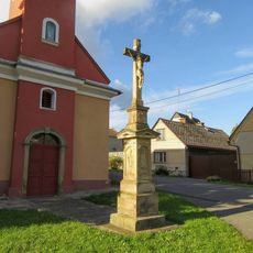 Kříž ve Slavoňově před kaplí