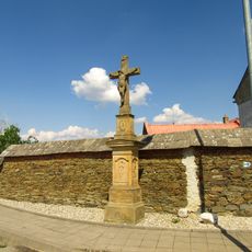 Kříž v Cholině na křižovatce