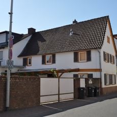 Verputztes, giebelständiges Fachwerkbauernhaus mit Satteldach