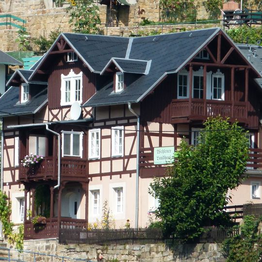 Wohnhaus in offener Bebauung mit Nebengebäude Hausberg 6