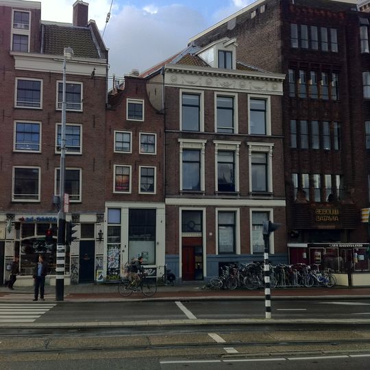 Huis met klokgevel onder rollagen