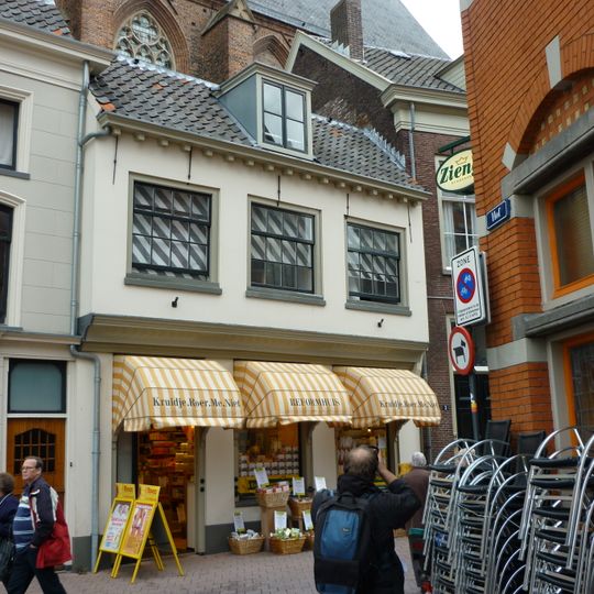 Winkel met overkraagde bovenverdieping