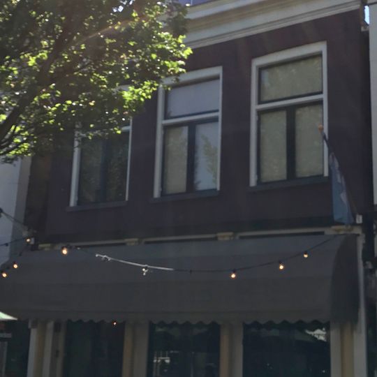 Pand onder zadeldak met voorschild met topschoorsteen