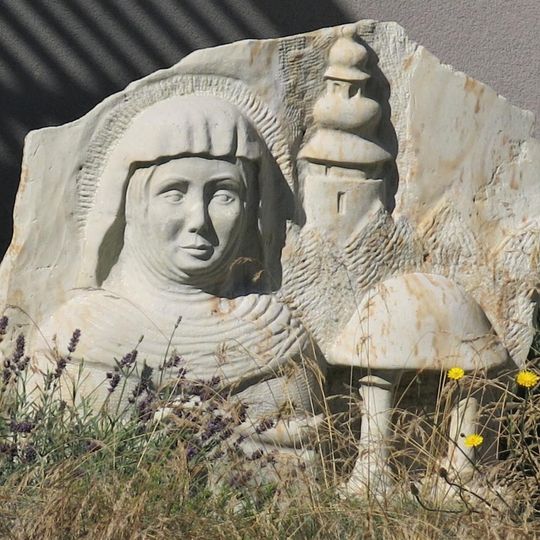 Plastika svaté Zdislavy u domu Žitavská 670 v Hrádku nad Nisou