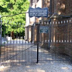 Toegangshek van de begraafplaats naast de Hervormde kerk
