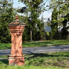 Ozdobný sloup na návsi v osadě Koporeč