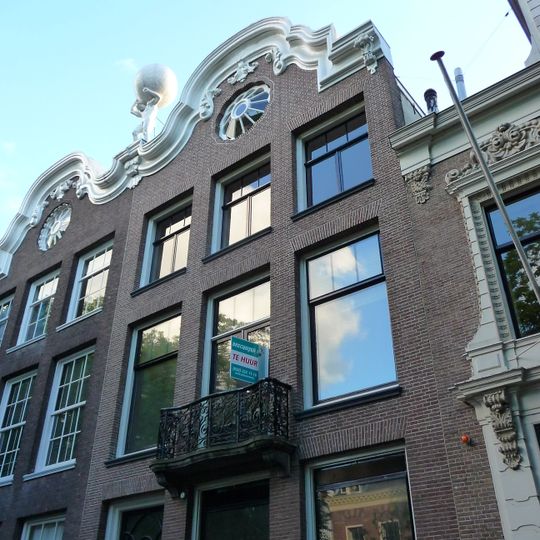 Pand met door gelobde boog bekroonde gevel met rondvenster