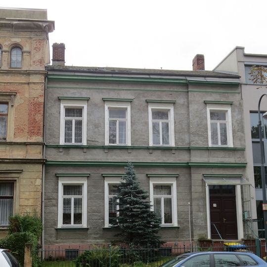 Mietshaus in geschlossener Bebauung konzipiert, mit Vorgarten und Einfriedung Heinrich-Beck-Straße 29