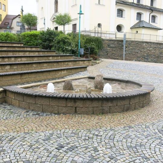 Kašna v amfiteátru u městské knihovny v Bystřici nad Pernštejnem
