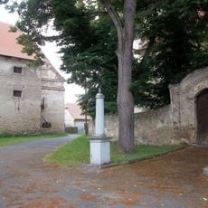 Kříž v Kadově u kostela