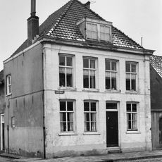 Gepleisterd hoekpand met verdieping en schilddak