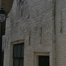 Pandje onder zadeldak tegen klokgevel