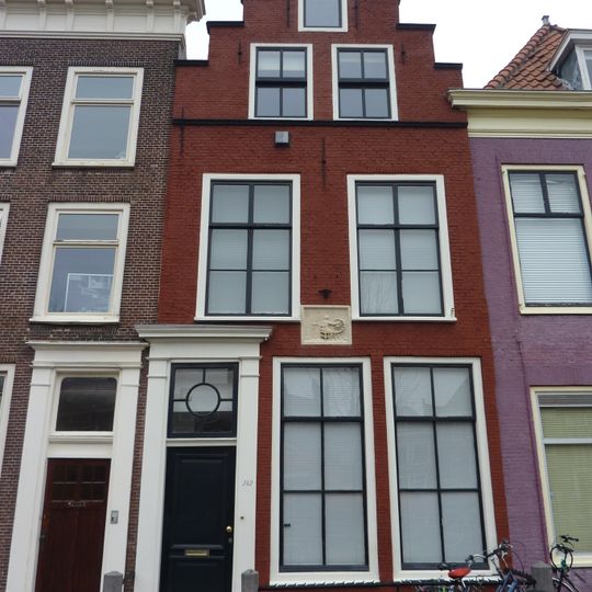 Pand met trapgevel en gebeeldhouwde gevelsteen "Gaeren"