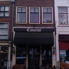 Lijstgevel voor huis met schilddak