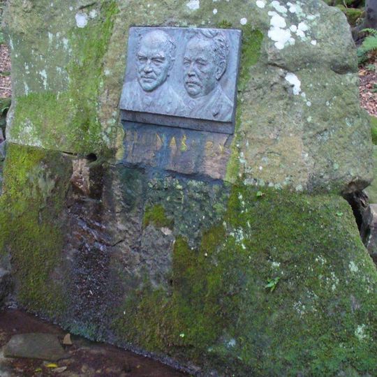 Pomníček umělců Ondrúška a Táborského u cesty na zříceninu Obřany