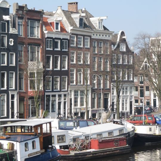 Hoekhuis met vier vensters brede ingezwenkte halsgevel