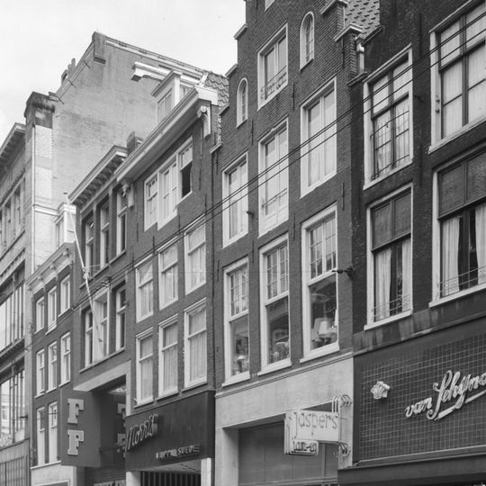 Pand met gevel onder rechte lijst met consoles