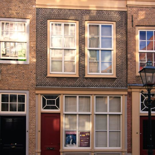 Pand met een eenvoudige lijstgevel