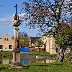 Sloup Nejsvětější Trojice na návsi v Okoříně