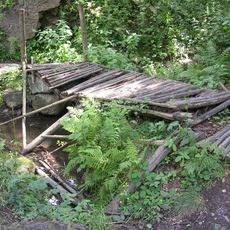 Dřevěná lávka přes Rokytku jižně od mostu silnice I/2 mezi Říčany a Tehovcem