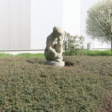 Socha sedící ženy ve Sportovní ulici v Lounech