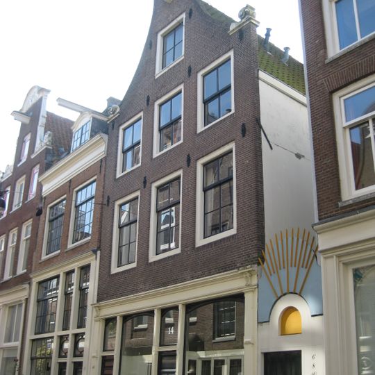 Pand met gevel onder klokvormige top met rollagen en afdeklijst