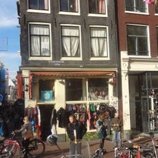 Hoekhuis onder lijst en dak