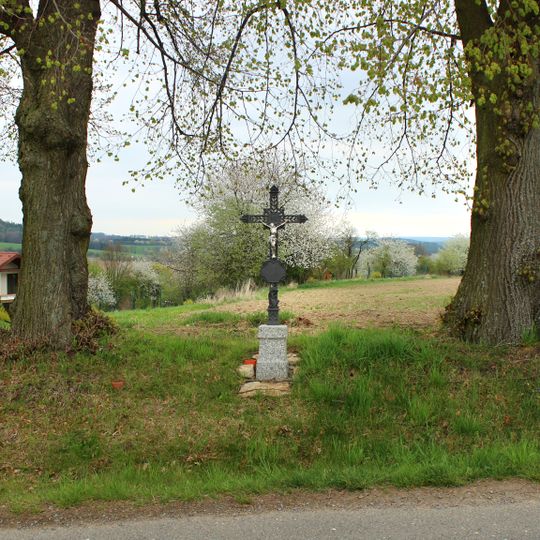 Kříž mezi Ostředkem a Čakovem