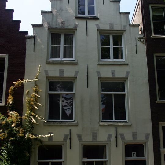 Pand met gepleisterde trapgevel