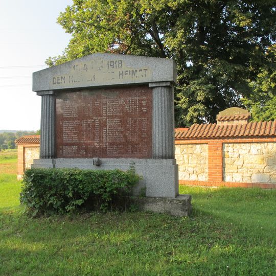 Pomník padlým v 1. světové válce u hřbitova v Tuchořicích