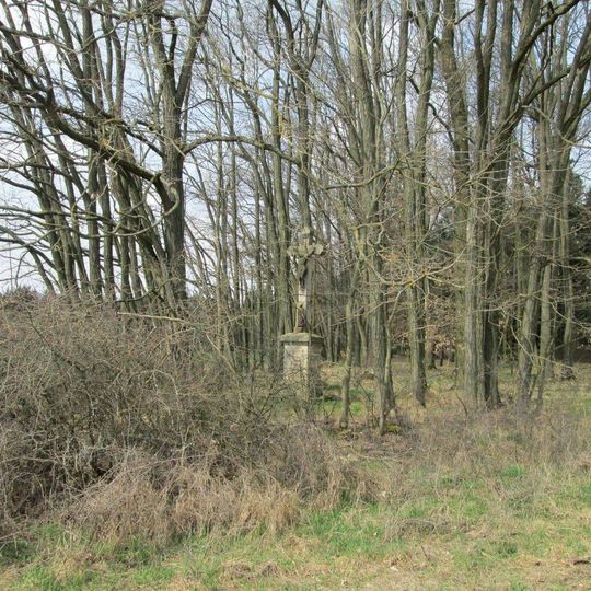 Kříž u Lžína na okraji lesa