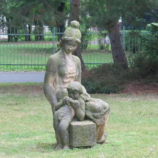 Socha matky s dítětem v parku Severní Terasa v Ústí nad Labem