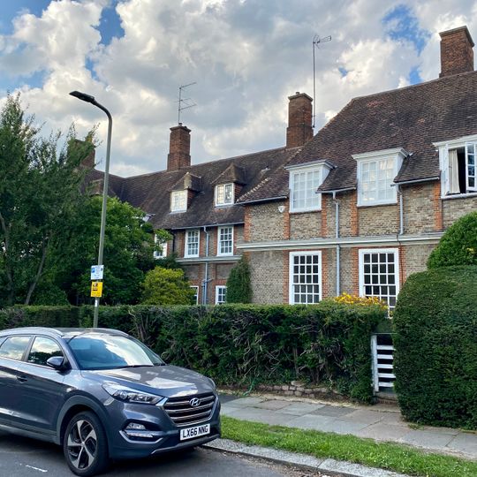 2-8, Erskine Hill Nw11