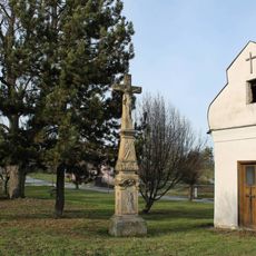 Kříž v Červené Lhotě před kaplí