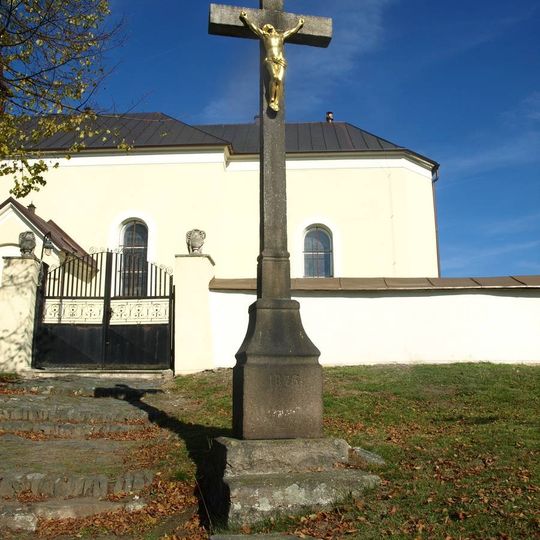 Kamenný kříž u kostela v Ostrově nad Oslavou