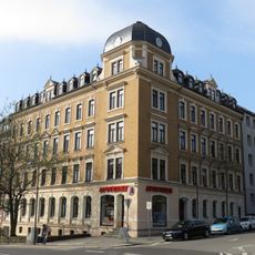 Mietshaus in geschlossener Bebauung in Ecklage, mit Vorgarten zur Barbarossastraße Gerhart-Hauptmann-Platz 1