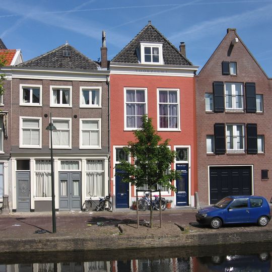Pand met lijstgevel van de 18e-eeuws karakter. Tussen de verdiepings vensters als pilasters uitgemetselde muurdammen
