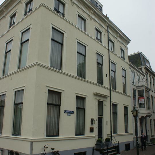 Pand met gevel, ingangsomlijsting met pilasters