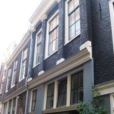 Huisje onder dwars dak, gevel met 4 toscaanse pilasters op de verdieping